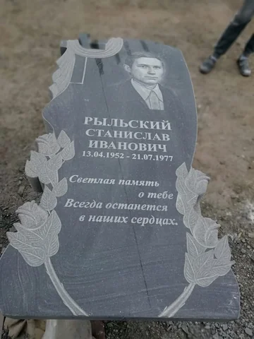 Стела с резным орнаментом — работа мастерской «Проект Гранит 82», Симферополь