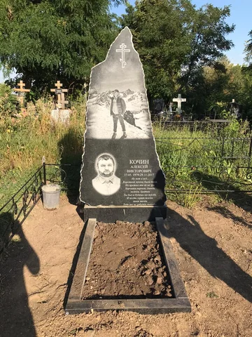 Памятник на участке — вид сбоку — работа мастерской «Проект Гранит 82», Симферополь