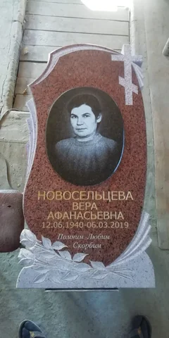 Овальный портрет на цветном граните — работа мастерской «Проект Гранит 82», Симферополь