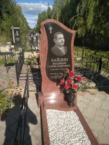 Памятник с резным крестом — работа мастерской «Проект Гранит 82», Симферополь