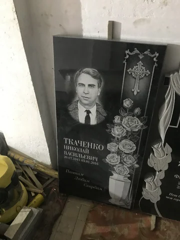 Портретная гравировка, крупный план — работа мастерской «Проект Гранит 82», Симферополь
