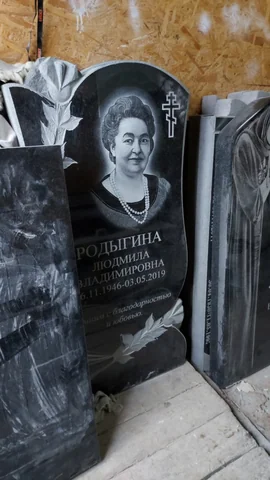 Памятники с цветочным орнаментом — работа мастерской «Проект Гранит 82», Симферополь