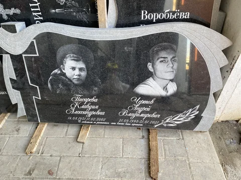 Парная волнистая стела — работа мастерской «Проект Гранит 82», Симферополь