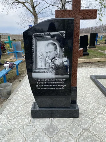 Памятник с воинской символикой на участке — работа мастерской «Проект Гранит 82», Симферополь