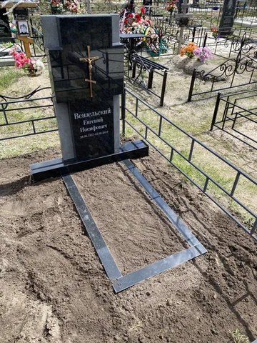 Памятник с оградой на участке — работа мастерской «Проект Гранит 82», Симферополь