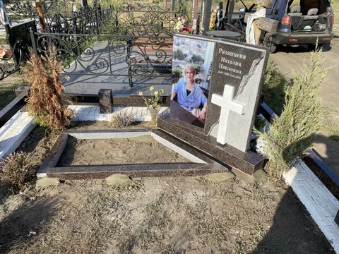 Групповой мемориал с оградой — работа мастерской «Проект Гранит 82», Симферополь