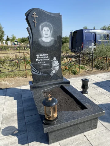 Памятник с фонарём — работа мастерской «Проект Гранит 82», Симферополь